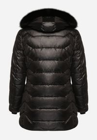 Born2be - Czarna Kurtka z Pikowanymi Przeszyciami i Odpinanym Futerkiem przy Kapturze Vensie. Okazja: na co dzień. Kolekcja: plus size. Kolor: czarny. Materiał: futro. Styl: elegancki, casual, klasyczny #3