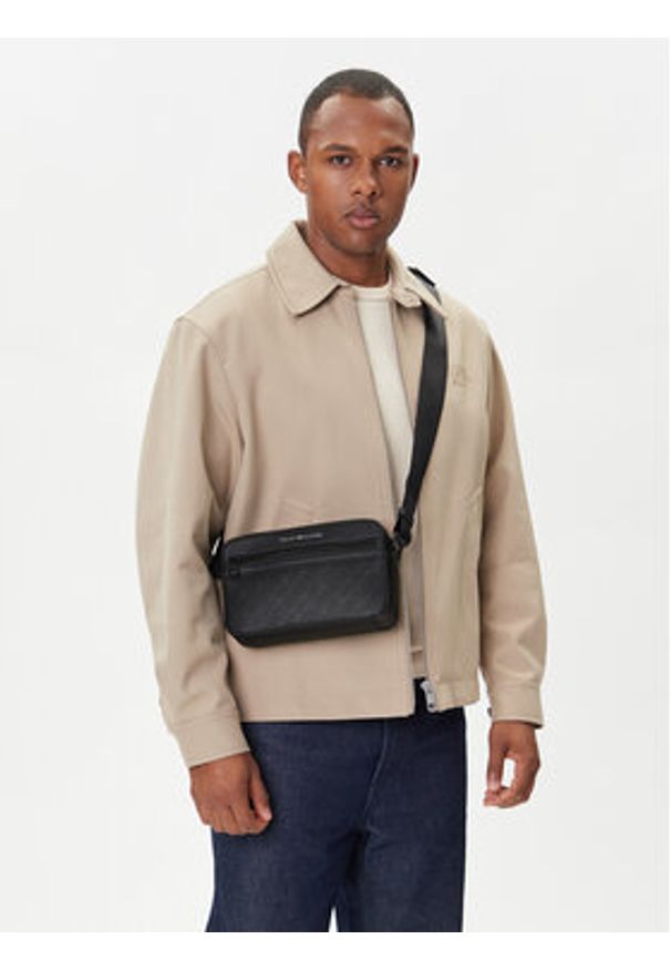 TOMMY HILFIGER - Tommy Hilfiger Saszetka Th Monogram Ew Reporter AM0AM13837 Czarny. Kolor: czarny. Materiał: skóra