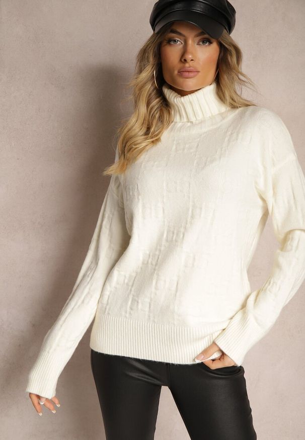 Renee - Jasnobeżowy Golf o Klasycznym Kroju Savelle. Okazja: na co dzień. Typ kołnierza: golf. Kolor: beżowy. Materiał: jeans. Długość rękawa: długi rękaw. Długość: długie. Styl: klasyczny