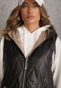 Renee - Czarna Długa Pikowana Kamizelka z Kapturem i Ozdobną Naszywką Mentape. Typ kołnierza: kaptur. Kolor: czarny. Długość: długie. Wzór: aplikacja. Styl: sportowy #3