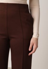 Born2be - Brązowe Eleganckie Spodnie z Bawełny i Wiskozy w Kant Valelia. Okazja: na co dzień, na spotkanie biznesowe, do pracy. Kolor: brązowy. Materiał: wiskoza, bawełna. Styl: elegancki #2