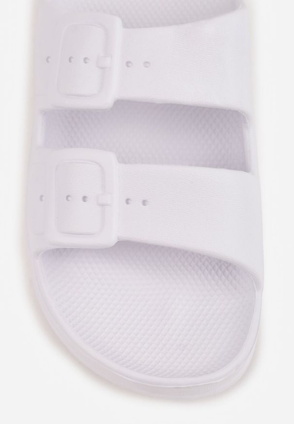 Born2be - Białe Klapki z Dwoma Paskami i Klamrami Alexie. Okazja: na co dzień. Kolor: biały. Materiał: jeans, len. Wzór: paski. Sezon: lato. Styl: wakacyjny, casual, klasyczny