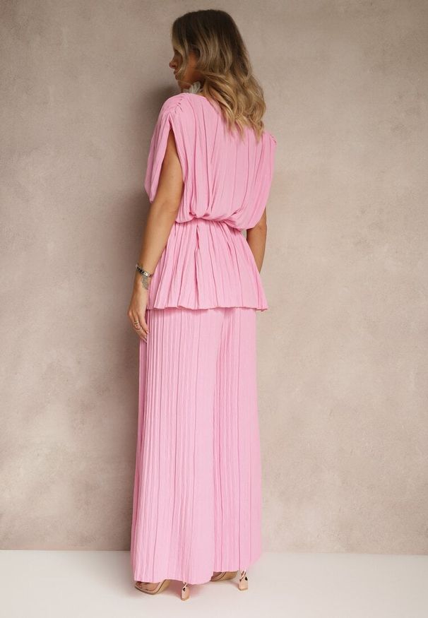 Renee - Różowy Komplet Spodnie o Szerokim Kroju i Bluzka z Usztywnioną Linią Ramion Nilamira. Kolor: różowy