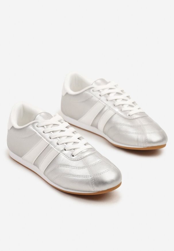 Born2be - Srebrno-Białe Sznurowane Sneakersy w Stylu Tenisówek Liavessa. Kolor: srebrny. Materiał: jeans. Obcas: na płaskiej podeszwie