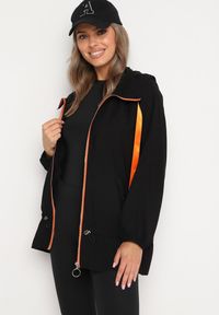 Born2be - Czarna Kurtka Jednorzędowa z Bawełną Kapturem i Wstążką Zakończona Ściągaczem Martinis. Okazja: na co dzień. Kolor: czarny. Materiał: bawełna. Wzór: aplikacja. Styl: casual, elegancki, klasyczny #4
