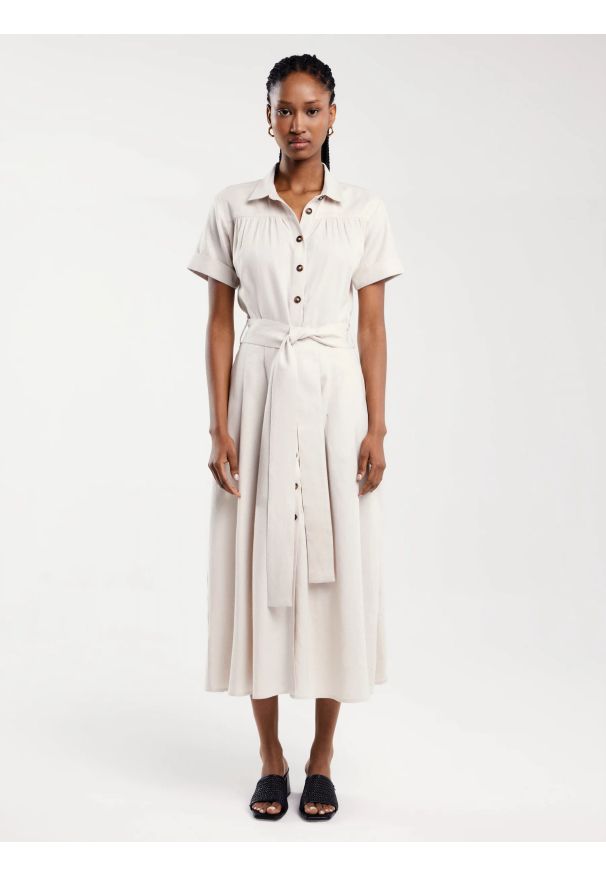 Big-Star - Sukienka damska midi lniana z wiązaniem w pasie beżowa Okire 800. Okazja: na co dzień. Kolor: beżowy. Materiał: len. Długość rękawa: krótki rękaw. Sezon: lato. Typ sukienki: proste, koszulowe. Styl: elegancki, casual. Długość: midi