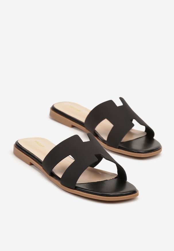 Renee - Czarne Klapki Vices Ozdobione Wycięciami Arnellta. Okazja: na imprezę. Kolor: czarny. Wzór: aplikacja. Sezon: lato. Styl: elegancki, klasyczny