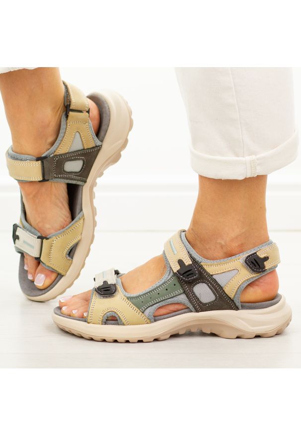 Szare skórzane sandały damskie Unisoft 18-56. Okazja: na co dzień, na spacer. Zapięcie: rzepy. Kolor: szary. Materiał: skóra. Sezon: wiosna, lato. Styl: klasyczny, casual