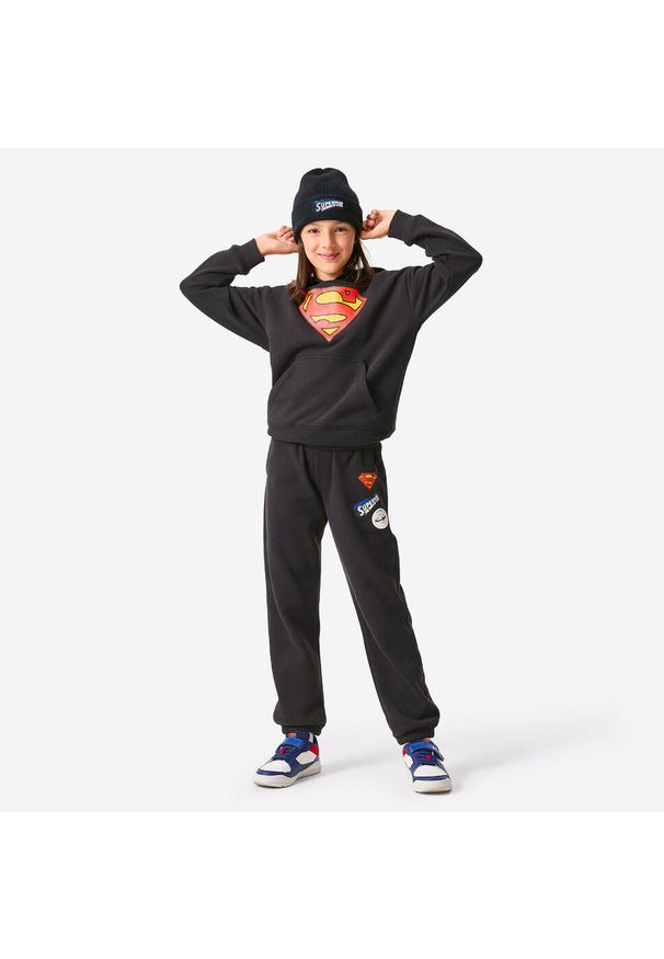 Decathlon - Spodnie dla dzieci Domyos Superman. Kolor: czarny. Materiał: materiał, poliester, bawełna. Wzór: motyw z bajki. Sport: fitness, joga i pilates