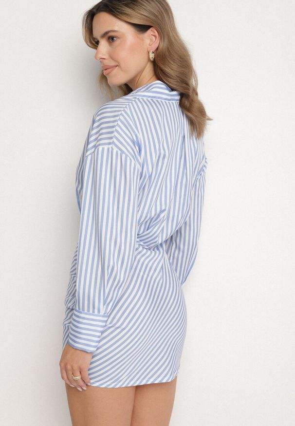Born2be - Jasnoniebieska Koszulowa Sukienka w Paski o Dopasowanym Kroju Meveira. Okazja: na imprezę. Typ kołnierza: kołnierzyk klasyczny. Kolor: niebieski. Długość rękawa: długi rękaw. Wzór: paski. Typ sukienki: koszulowe. Styl: klasyczny