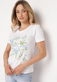 Born2be - Biało-Niebieski Bawełniany T-shirt Bluzka z Delikatnym Haftem z Przodu Acindra. Kolor: biały. Materiał: bawełna. Wzór: haft #7