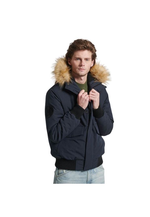 Kurtka z kapturem Superdry Everest. Typ kołnierza: kaptur. Kolor: niebieski. Materiał: puch