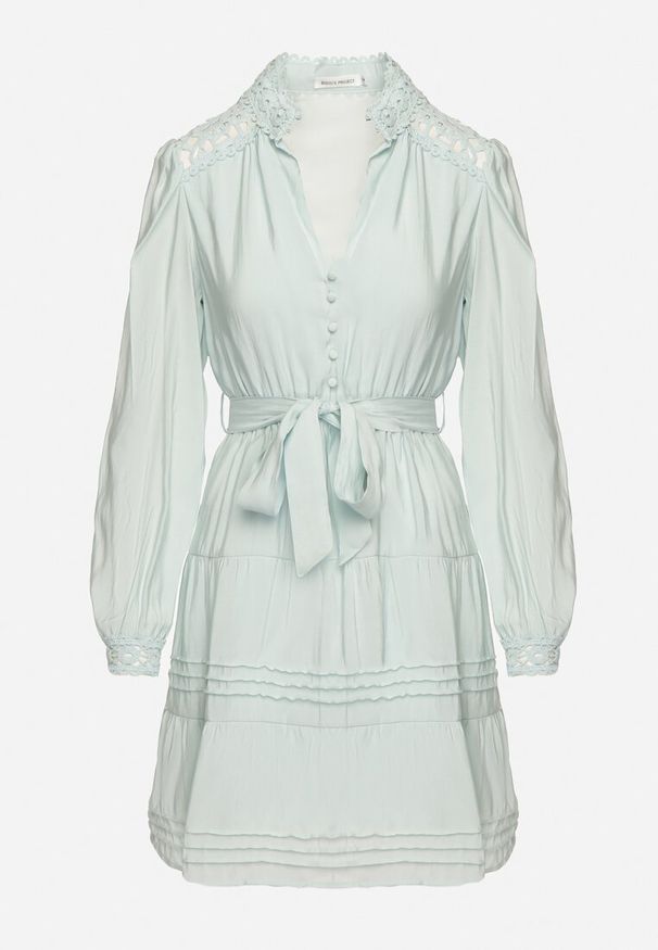 Born2be - Jasnoniebieska Sukienka z Gumką w Pasie Ozdobiona Koronką na Mankietach i Ramionach Ondrallia. Okazja: na spotkanie biznesowe. Kolor: niebieski. Materiał: koronka. Długość rękawa: długi rękaw. Wzór: aplikacja, koronka. Styl: biznesowy, elegancki