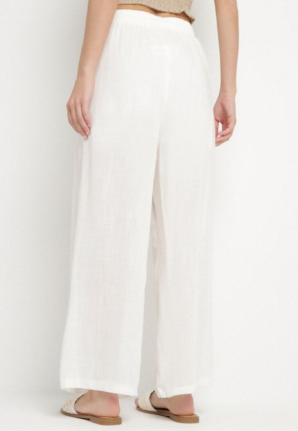 Born2be - Białe Spodnie Bawełniane Szerokie z Gumką w Pasie Efranica. Okazja: na co dzień. Kolor: biały. Materiał: bawełna. Styl: casual, elegancki