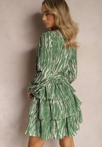 Renee - Zielona Rozkloszowana Sukienka Mini z Paskiem i Falbankami w Abstrakcyjny Wzór z Kopertowym Dekoltem Varniema. Typ kołnierza: kołnierz z falbankami. Kolor: zielony. Typ sukienki: kopertowe. Długość: mini #3