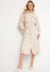 Born2be - Beżowa Wiskozowa Sukienka o Koszulowym Kroju z Paskiem z Klamrą i Kieszeniami Lisavianna. Okazja: do pracy, na co dzień, na spotkanie biznesowe. Kolor: beżowy. Materiał: wiskoza. Długość rękawa: długi rękaw. Typ sukienki: koszulowe. Styl: klasyczny, casual, elegancki, biznesowy #1