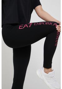 EA7 Emporio Armani spodnie damskie kolor czarny z nadrukiem. Kolor: czarny. Materiał: dzianina. Wzór: nadruk