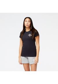 Koszulka damska New Balance WT31804BK – czarna. Kolor: czarny. Materiał: materiał, bawełna, poliester. Długość rękawa: krótki rękaw. Długość: krótkie. Wzór: napisy #1