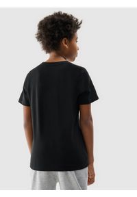 4f - 4F T-shirt z nadrukiem chłopięcy - czarny 158 (12-13 lat). Okazja: na co dzień. Kolor: czarny. Materiał: bawełna, jersey, dzianina. Długość rękawa: krótki rękaw. Długość: krótkie. Wzór: nadruk. Sezon: lato. Styl: sportowy, klasyczny, casual, street