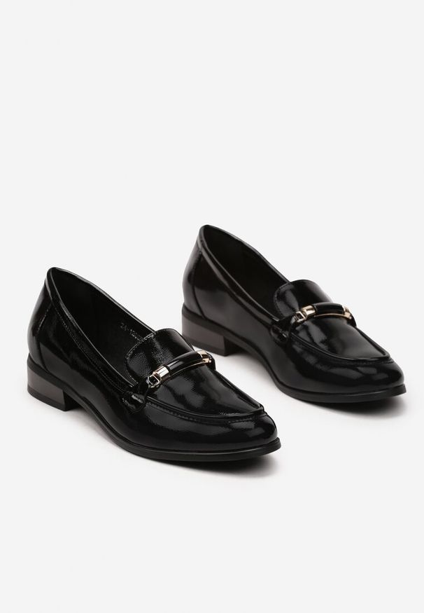 Renee - Czarne Lakierowane Mokasyny w Stylu Loafersów z Klamrą i Wkładką ze Skóry Naturalnej Seith. Zapięcie: klamry. Kolor: czarny. Materiał: lakier, skóra
