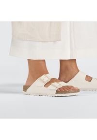 Birkenstock - BIRKENSTOCK ARIZONA BF EGGSHELL Klapki damskie. Okazja: na co dzień, na plażę. Kolor: beżowy. Materiał: skóra, jeans, materiał. Wzór: paski. Sezon: lato. Styl: klasyczny, casual, elegancki #5