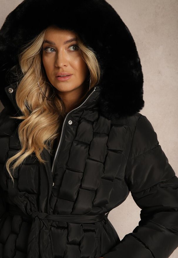 Renee - Czarna Kurtka z Pikowanymi Przeszyciami i Odpinanym Kapturem z Futrem Wiązana w Talii Zairira. Okazja: na co dzień. Kolor: czarny. Materiał: futro. Styl: elegancki, casual