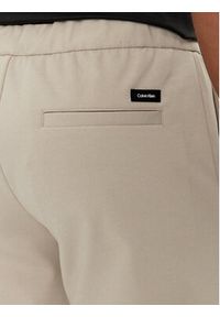 Calvin Klein Spodnie materiałowe K10K113647 Beżowy Comfort Fit. Kolor: beżowy. Materiał: syntetyk #2
