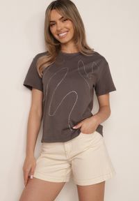 Born2be - Ciemnoszary Bawełniany T-shirt Ozdobiony Cyrkoniami Monomene. Okazja: na co dzień. Kolor: szary. Materiał: bawełna. Wzór: aplikacja. Styl: elegancki, casual #1