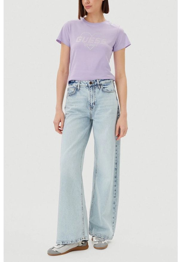 Guess - GUESS Lawendowy damski t-shirt bawełniany Narciso, Rozmiar S. Kolor: fioletowy. Materiał: bawełna