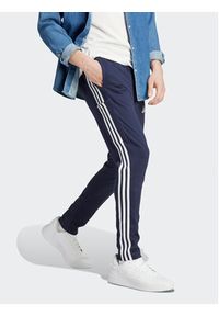 Adidas - adidas Spodnie dresowe Essentials IC0045 Granatowy Regular Fit. Kolor: niebieski. Materiał: bawełna #6