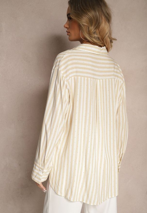 Renee - Jasnobeżowa Koszula z Bawełny w Pionowe Prążki z Cyrkoniami Jarilea. Okazja: na co dzień, na spotkanie biznesowe. Typ kołnierza: kołnierzyk klasyczny, dekolt w kształcie V. Kolor: beżowy. Materiał: bawełna. Wzór: prążki. Styl: biznesowy, klasyczny, casual, elegancki