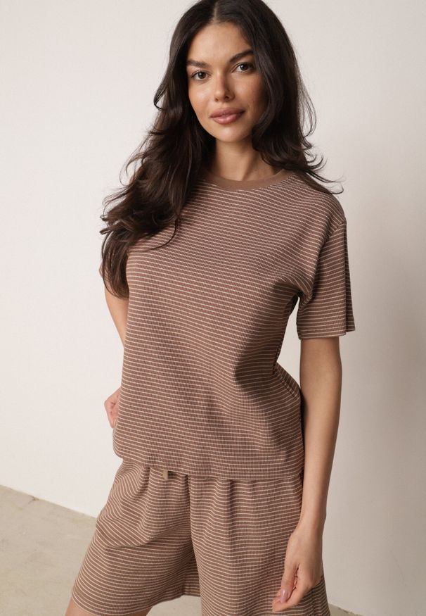 Born2be - Brązowy Klasyczny T-shirt z Bawełny o Prostym Kroju Phemeni. Okazja: na co dzień. Kolor: brązowy. Materiał: bawełna. Styl: klasyczny