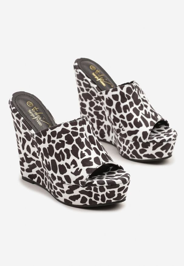 Born2be - Czarno-Białe Klapki na Koturnie i Platformie Ellisae. Okazja: na co dzień. Kolor: czarny. Materiał: jeans. Obcas: na koturnie. Styl: casual