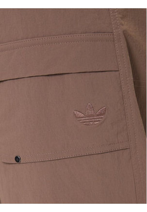 Adidas - adidas Spodnie materiałowe Premium Essentials Archive Utility JW1082 Brązowy Loose Fit. Kolor: brązowy. Materiał: syntetyk