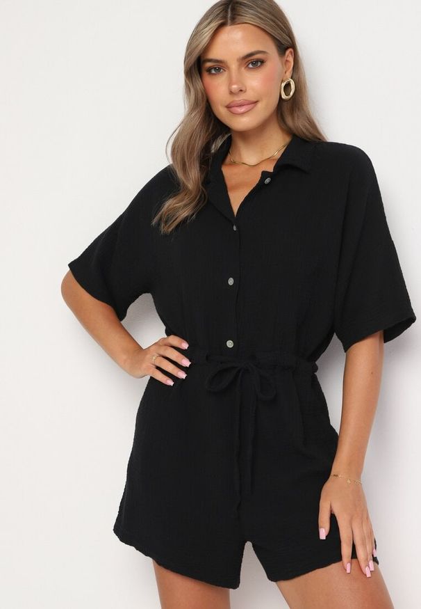 Born2be - Czarny Muślinowy Kombinezon z Bawełny Wiązany w Talii z Guzikami Dlirena. Kolor: czarny. Materiał: bawełna. Długość rękawa: krótki rękaw. Długość: krótkie. Styl: elegancki