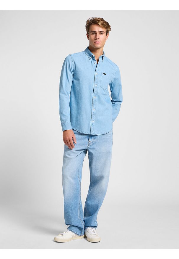 Lee - LEE MĘSKA KOSZULA JEANSOWA LEE LEE BUTTON DOWN LAKESIDE WASH 112363893. Typ kołnierza: button down. Materiał: jeans
