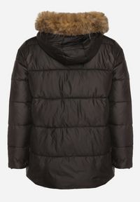 Born2be - Czarna Kurtka z Pikowanymi Przeszyciami i Kapturem z Futerkiem Anavite. Okazja: na co dzień, na spacer. Kolekcja: plus size. Kolor: czarny. Materiał: futro. Styl: casual #7
