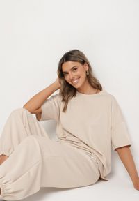 Born2be - Beżowy Komplet Dresowy z Wiskozą Zdobiony Naszywkami T-shirt i Spodnie Jogger Idallea. Kolor: beżowy. Materiał: dresówka, wiskoza. Wzór: aplikacja