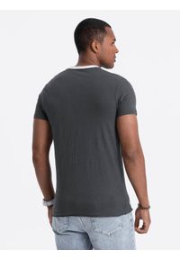Ombre Clothing - Męski t-shirt z surowym wykończeniem – grafitowy V7 - Rozmiar: S. Okazja: na co dzień. Kolor: szary. Materiał: skóra, materiał, bawełna. Wzór: aplikacja. Styl: casual #7