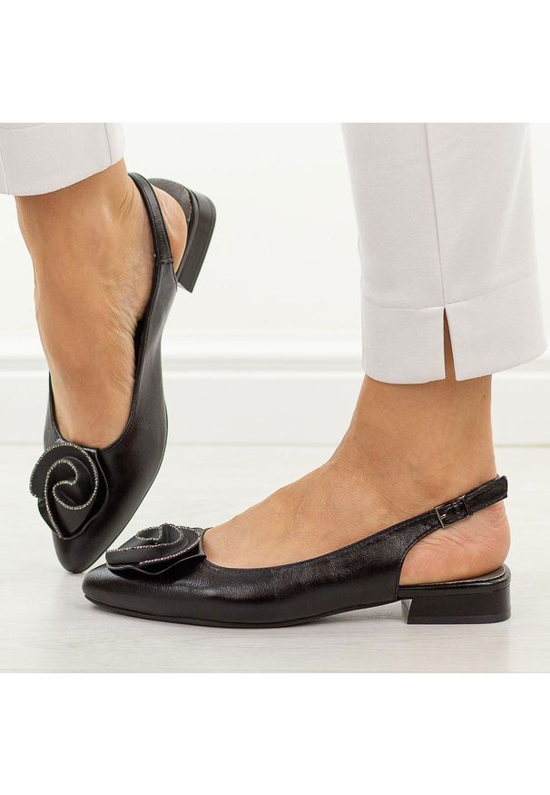Czarne czółenka damskie Jezzi asa201a-1. Okazja: na co dzień, na imprezę. Kolor: czarny. Materiał: skóra. Wzór: aplikacja. Sezon: wiosna, lato. Obcas: na obcasie. Styl: casual, elegancki, klasyczny, wizytowy. Wysokość obcasa: niski