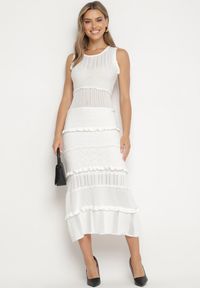 Born2be - Biała Sweterkowa Sukienka Midi z Falbankami Gadise. Typ kołnierza: kołnierz z falbankami. Kolor: biały. Wzór: aplikacja. Długość: midi #3