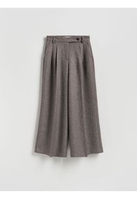 Reserved - Spodnie z zakładkami - brązowy. Kolor: brązowy. Materiał: tkanina #1