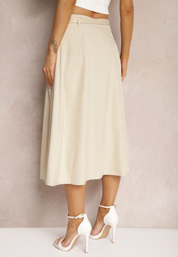 Renee - Beżowa Rozkloszowana Spódnica z Ozdobnymi Guzikami i Paskiem w Talii Vikkira. Kolor: beżowy. Materiał: jedwab, materiał