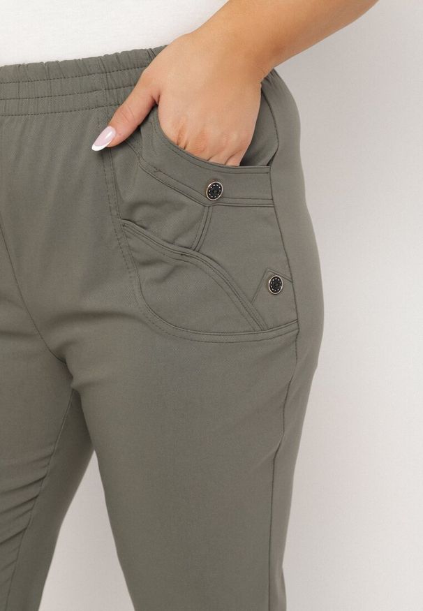 Born2be - Zielone Spodnie z Wiskozą i Ozdobnymi Guzikami Lireza. Okazja: na co dzień. Kolor: zielony. Materiał: wiskoza. Styl: casual, klasyczny