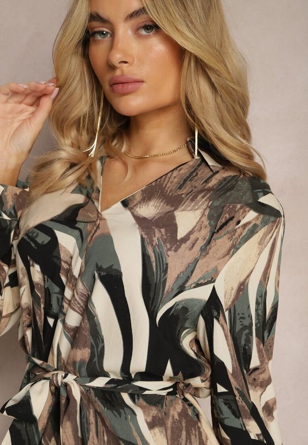 Renee - Ciemnobeżowa Wiskozowa Pudełkowa Sukienka z Kieszeniami i Paskiem Bordelia. Kolor: beżowy. Materiał: wiskoza. Wzór: aplikacja, nadruk