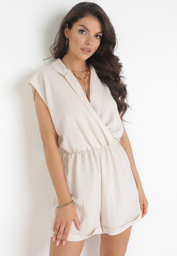 Born2be - Jasnobeżowy Kombinezon z Krótkimi Nogawkami i Kopertowym Dekoltem z Wiskozy Polisse. Kolor: beżowy. Materiał: wiskoza. Długość: krótkie. Sezon: wiosna, lato