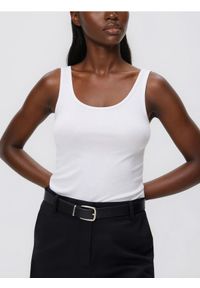 Reserved - Gładki top z wiskozą - biały. Kolor: biały. Materiał: wiskoza. Wzór: gładki