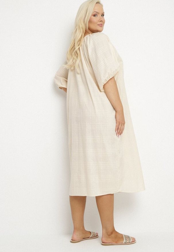 Born2be - Beżowa Bawełniana Sukienka Oversize z Wiązaniem pod Szyją Tolanea. Kolor: beżowy. Materiał: bawełna. Długość rękawa: krótki rękaw. Typ sukienki: oversize