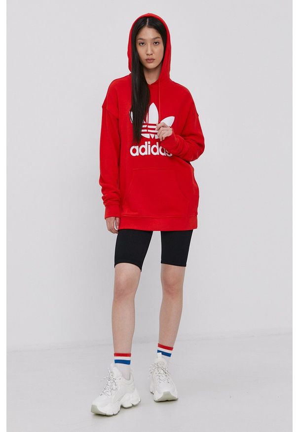 adidas Originals Bluza bawełniana damska kolor czerwony z kapturem z nadrukiem. Okazja: na co dzień. Typ kołnierza: kaptur. Kolor: czerwony. Materiał: bawełna. Długość rękawa: długi rękaw. Długość: długie. Wzór: nadruk. Styl: casual