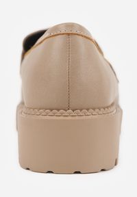Born2be - Ciemnobeżowe Mokasyny Vices ze Skórzaną Wkładką i Metaliczną Ozdobą Anlee. Okazja: na co dzień. Kolor: beżowy. Materiał: skóra. Wzór: aplikacja. Styl: casual #3